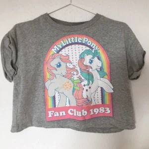  - Charmig topp med My Little Pony-motiv, inköpt i London. Toppen är kortare i modellen. Använd endast ett fåtal gånger. Köparen står för frakt 🌸