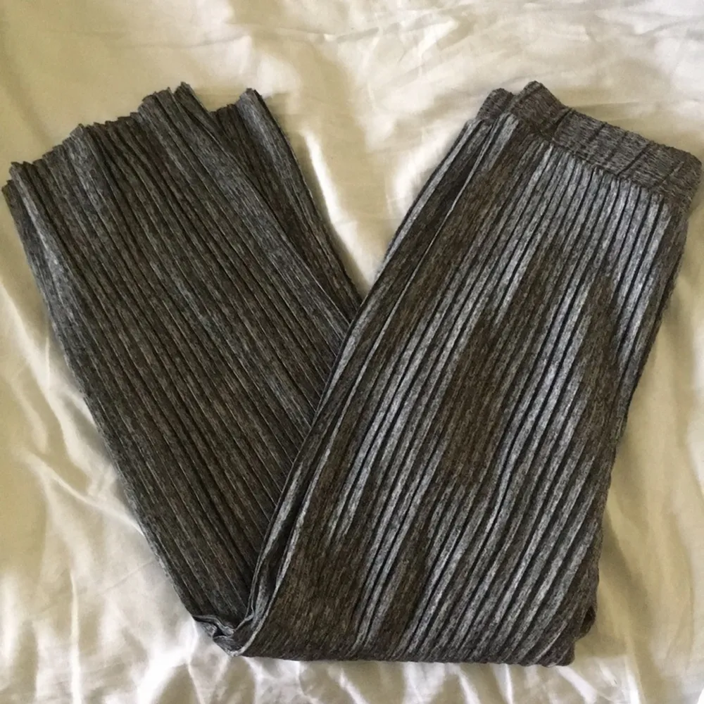 Riktigt sköna pläterade vida byxor i polyester från monki. Använd fåtal gånger.    Köpare står för eventuell frakt.. Jeans & Byxor.