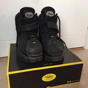  - Vintage Buffalos, väldigt snygga men säljer för jag vill ha låga (kan byta mot låga) frakt 150kr