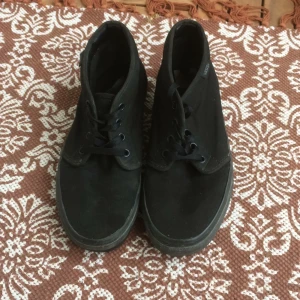  - Vans Chukka Boot. Inte använda så mycket men lite dammiga efter att ha stått i garderoben länge.
