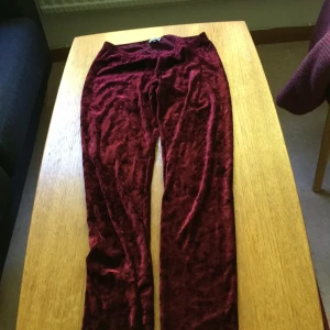  - Sammetleggings i rött från Bikbok. 