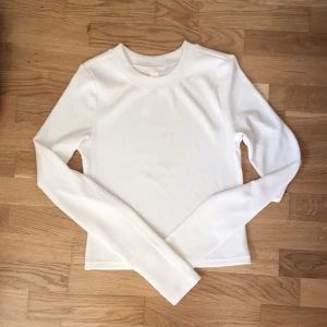  - Vit tröja, fint skick! Köpare står för frakt. 