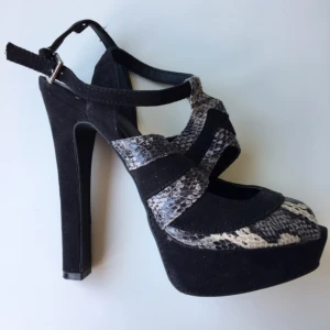  - Mina fina, höga men väldigt sköna älsklingar. Använt ca 4 ggr. Bra skick! Kan mötas i Stockholm eller skickas mot frakt! 