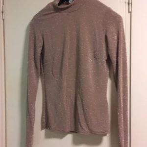  - Ny glittrig polotröja i beige i stl S från Nelly 