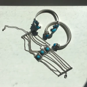  - Tre matchande armband. Köparen står för frakt.