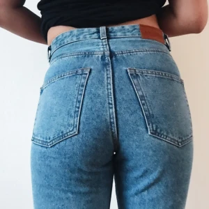  - Momjeans från Monki. Säljes för 150kr, frakt tillkommer.  Passar XS-S. Betalning sker via swish