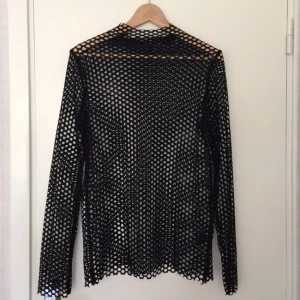  - Virkad(?) topp i nät. Sitter inte åt utan ska vara lite lös. Passar alla upp till storlek 40 skulle jag tro (jag har 38).