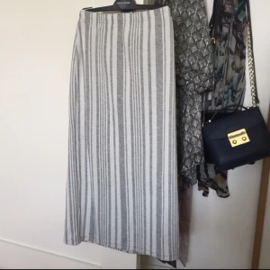  - Knälång randig kjol, aldrig använd från asos