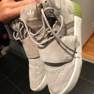  - Snygga Adidas. Använda 1 gg. 