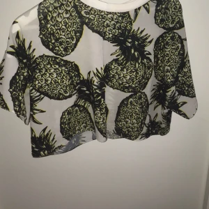  - Ananastop från Zara🍍 Använd en gång, fiint skick. Finns i Gbg/köpare betalar frakt