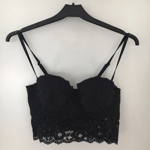  - Svart spetsbehå med byglar och kupor. Aldrig använd. Köparen betalar eventuell frakt!