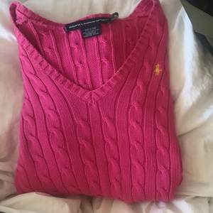 Kabelstickad tröja från Ralph lauren i en fin rosa färg. Väldigt sparsamt använd. Storlek XS