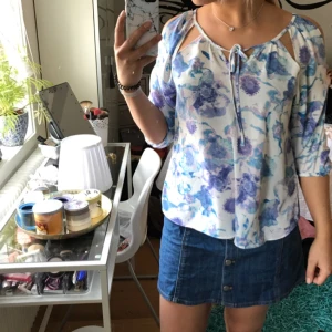  - Blus från bikbok stl S skönt och tunt material. Super vit mönster