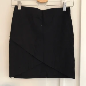  - Kort omlottkjol från Gina tricot. Hämtas vid Medborgarplatsen eller skickas mot fraktkostnad.