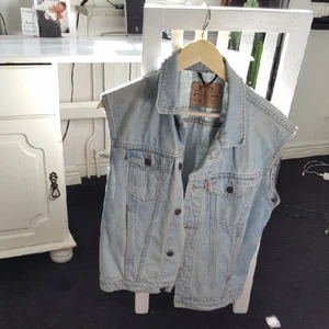  - Vintage jeansväst! Ingen aning om storlek, men jag är en 38 & den är oversize på mig. Priset är inklusive frakt💥