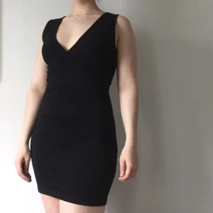  - Svart stretchig ribbad klänning.