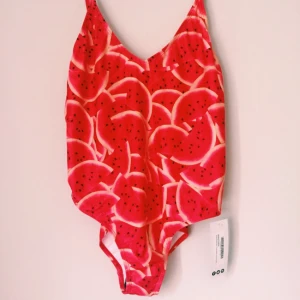  - Sååå fin baddräkt med meloner på. Aldrig använd och säljer den pga jag är för lång (är ca1.77). Köparen står för frakten. 