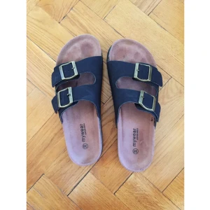  - Sjukt bekväma tofflor. Hade likadana förra sommaren och sommaren innan det som jag fått slänga den här säsongen pga slitna. Mamma köpte nya men det blev fel storlek. KÖP! Du kommer ej ångra dig. 