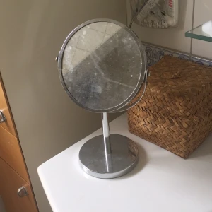  - Säljer en bordsspegel i silver!🎀 har en inzoomad och en utzoomad spegel! Frakt tillkommer