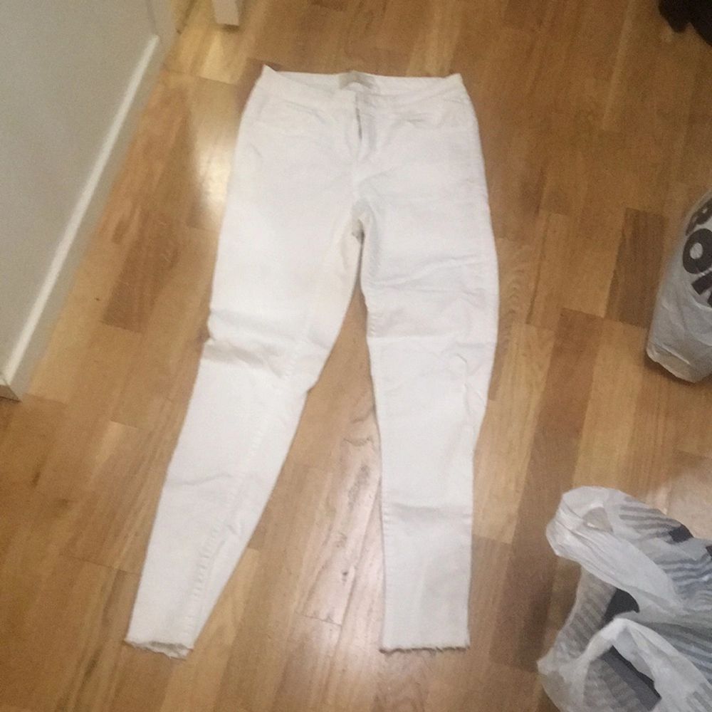 Vita avklippta jeans från pieces, använda fåtal gånger. Osäker på storleken men jag är en 36-38 i allt och 167 lång och de sitter perfekt!. Jeans & Byxor.