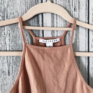  - Cropped halterneck topp från Nelly.com. Säljes för 60kr, inkl frakt. Betalning sker via swish.