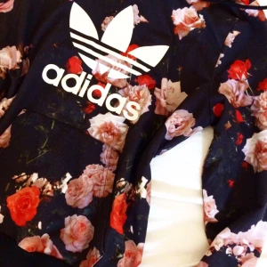  - Blommig adidas tröja! Ganska använd
