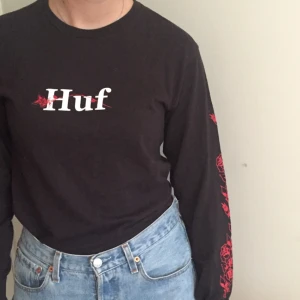  - Nästan helt oanvänd HUF-tröja. Gulliga ros-detaljer!