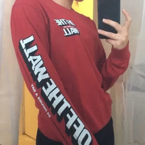  - Röd tröja med text på bröst och vänsterarmen från Vans! Jätteeskön och snygg, sparsamt använd. Är i storlek small och köpt på man