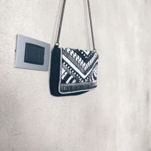  - Väska med pärlor broderade på framsidan. Använd väldigt sparsamt och inga pärlor har ramlat av! 