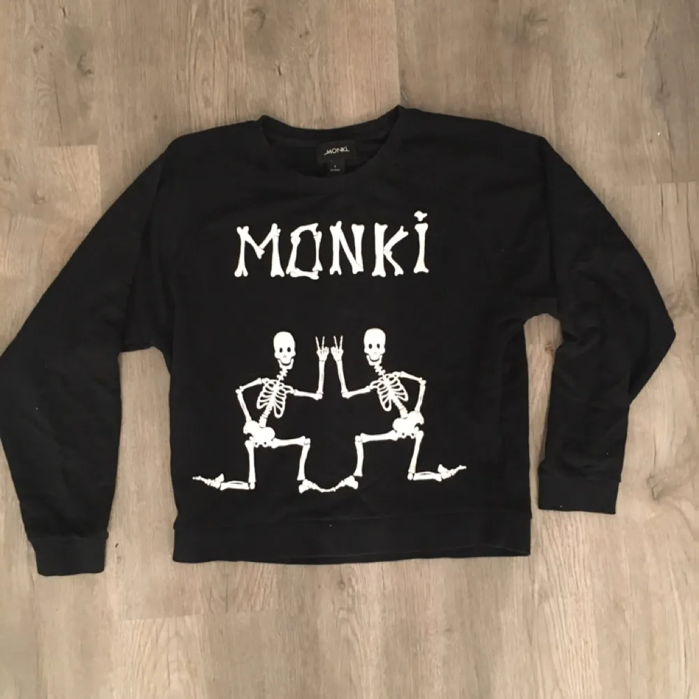 Frän tröja ifrån Monki i storlek S🙌🏻 . Hoodies.