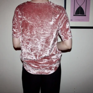  - T-shirt i rosa sammet. Helt oanvänd. Storlek small. Frakt kostar 30kr. Kan mötas upp. Samfraktar