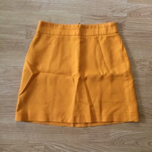  - 🍑Med sorg i hjärtat säljer jag en av mina finaste kjolar. Varmt gul och perfekt för våren & sommarens alla äventyr & tillställningar. Från Zara. Storlek Medium. 100% bomull med 100% polyester på underkjolen. Som ny, superfint skick förutom en liten reva i tyget - se bild 2. Frakt: 28kr.🍑