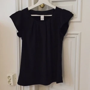  - Söt blus med fin ärm och ringning. Dragkedja på sidan. Passar perfekt till jobb, vardag och fest! Bra skick! 