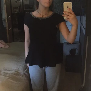  - Otroligt fin tröja från Rut & circle i storlek 36 som endast är använd 1(!!!) gång på en julfest och har sedan dess bara hängt i garderoben då de inte riktigt är min stil längre,så den är i nyskick. Den har väldigt fina detaljer runt halslinningen och en dragkedja ner efter ryggen. Det är lite volang på den,men inte alls mycket utan de ser ganska naturligt och fint ut. Köparen står för frakt 💗