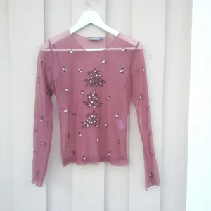  - Transparent topp i polyester. Saknar paljetter på ett par ställen, därav priset. Sagolikt fin! 🦄🌌☄