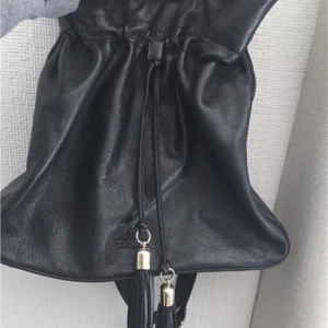  - Tiger of sweden tassel bag i större modell Sparsamt använd- köpt för ca 3 år sedan för ca 3000kr. Säljer denna goding då jag har för många väskor i garderoben 