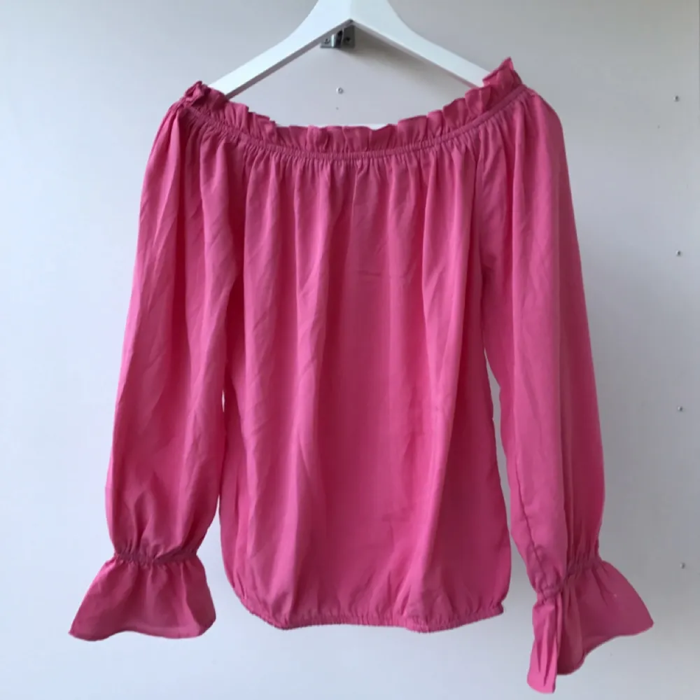 Snygg rosa singoalla blus i härlig rosa färg och fina ärmar från NLY TREND. Helt slutsåld! Använd några enstaka gånger, mycket fint skick!! . Blusar.