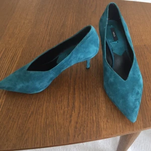  - Fantastiska pumps med nätt klack. Stark turkos färg. Äkta mocka. Inköpta på Mango för 599:-. Aldrig använda. 