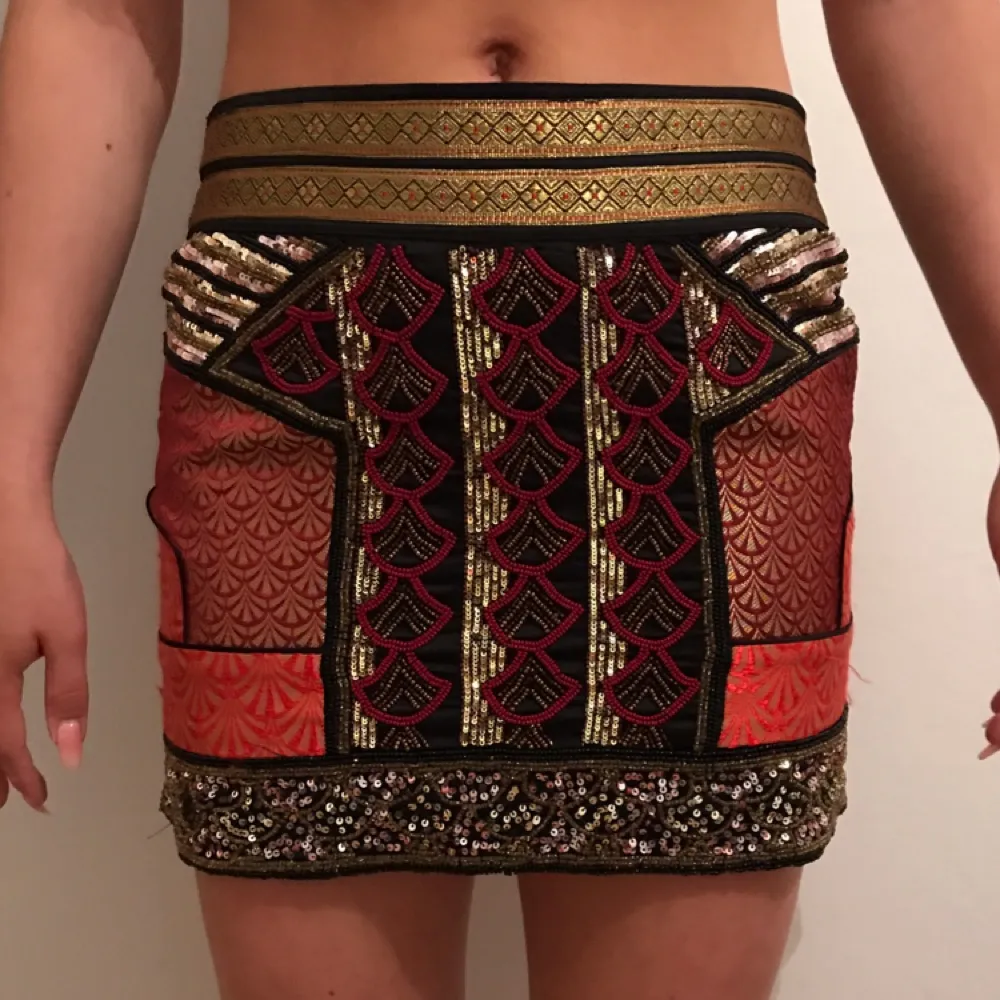 Otroligt fin och exklusiv kjol från Bikbok, såldes slut fort. Paljetter och lite marockansk 
