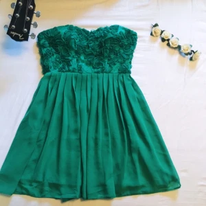  - Jag säljer denna gröna sommarklänning! Aldrig använd. Kan fraktas. Betalning sker via Swish! ✨