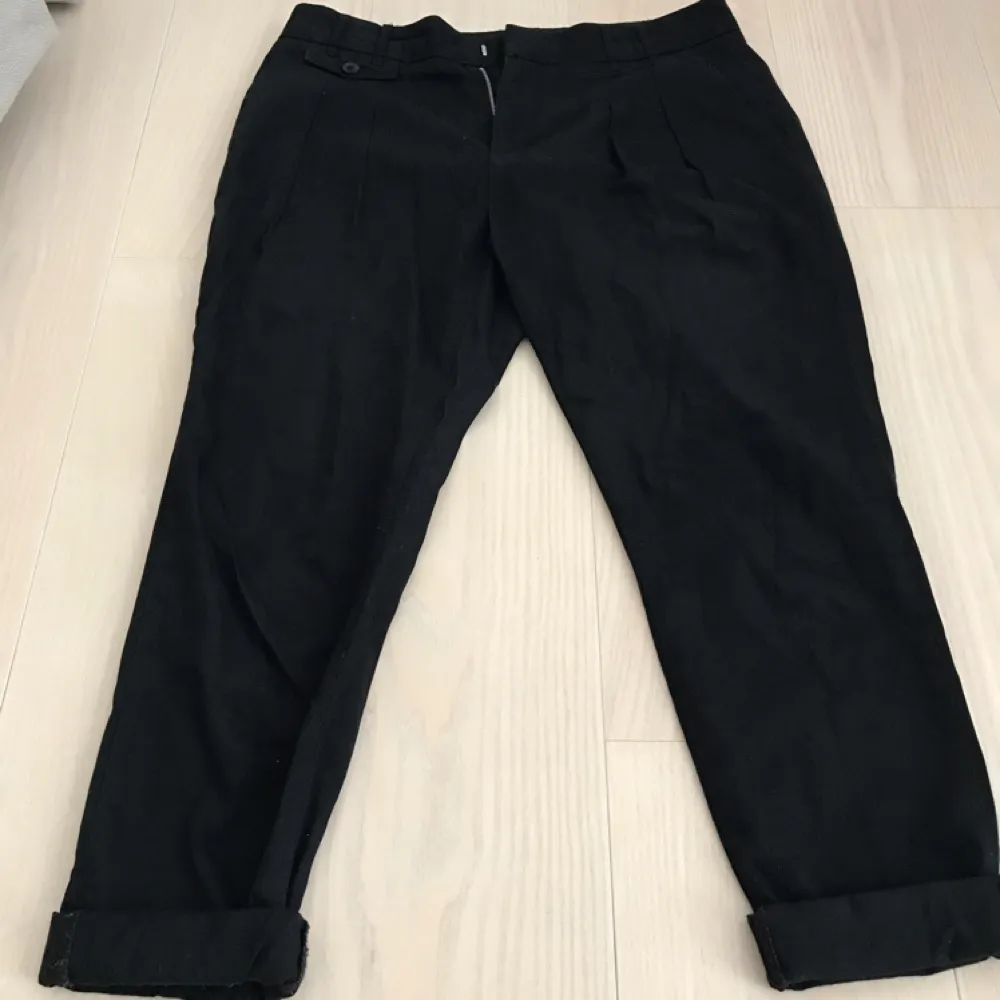 Chino trousers from Zara. Loose fit model/boyfriend-ish trousers. Black. Bought a long time ago, but I've barely used it and it still is in good shape. . Jeans & Byxor.