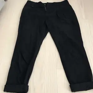 Chino trousers from Zara. Loose fit model/boyfriend-ish trousers. Black. Bought a long time ago, but I've barely used it and it still is in good shape. 