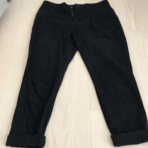  - Chino trousers from Zara. Loose fit model/boyfriend-ish trousers. Black. Bought a long time ago, but I've barely used it and it still is in good shape. 