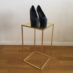  - Svarta pumps från Nelly. Lite slitna klackar därav priset. 