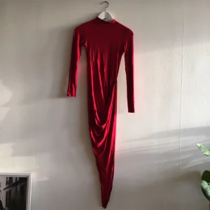  - Bekväm och snygg röd klänning från Nelly. Fått massa massa fina komplimanger när jag haft på mig den!!! 