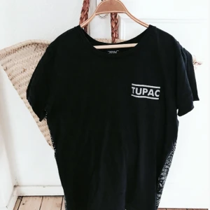  - T-shirt med tryck på både fram och baksida. Köpt i en butik i Sydney för ca 300kr. Använd en gång! 