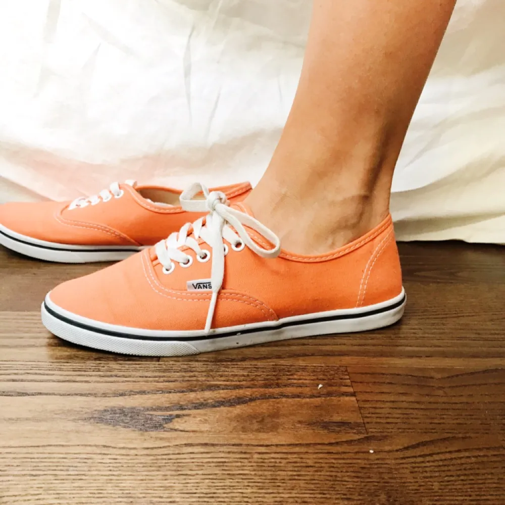 Orangea skor från Vans, inköpta i New York. Fint skick och bara använda två gånger. . Skor.