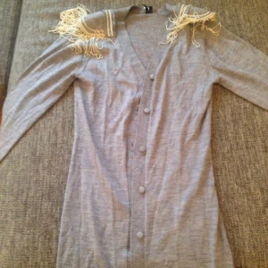  - Säljer en grå kofta i storlek M. 