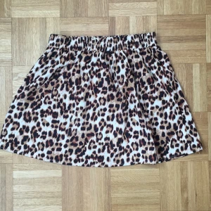  - Leopardmönstrad kjol från Vila 