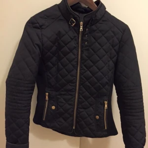  - Svart quiltad jacka. Inköpspris: 799 Storlek S. Väldigt bra skick då den knappt är använd.  Priset kan diskuteras vid snabb affär. Köparen står för frakt kostnaden 🌸